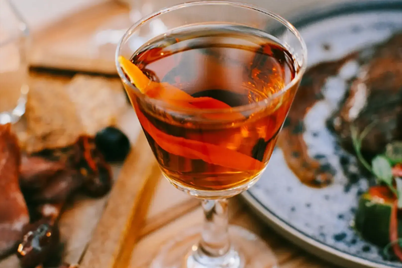 Pahar de whisky cu gheață pregătit de sărbători