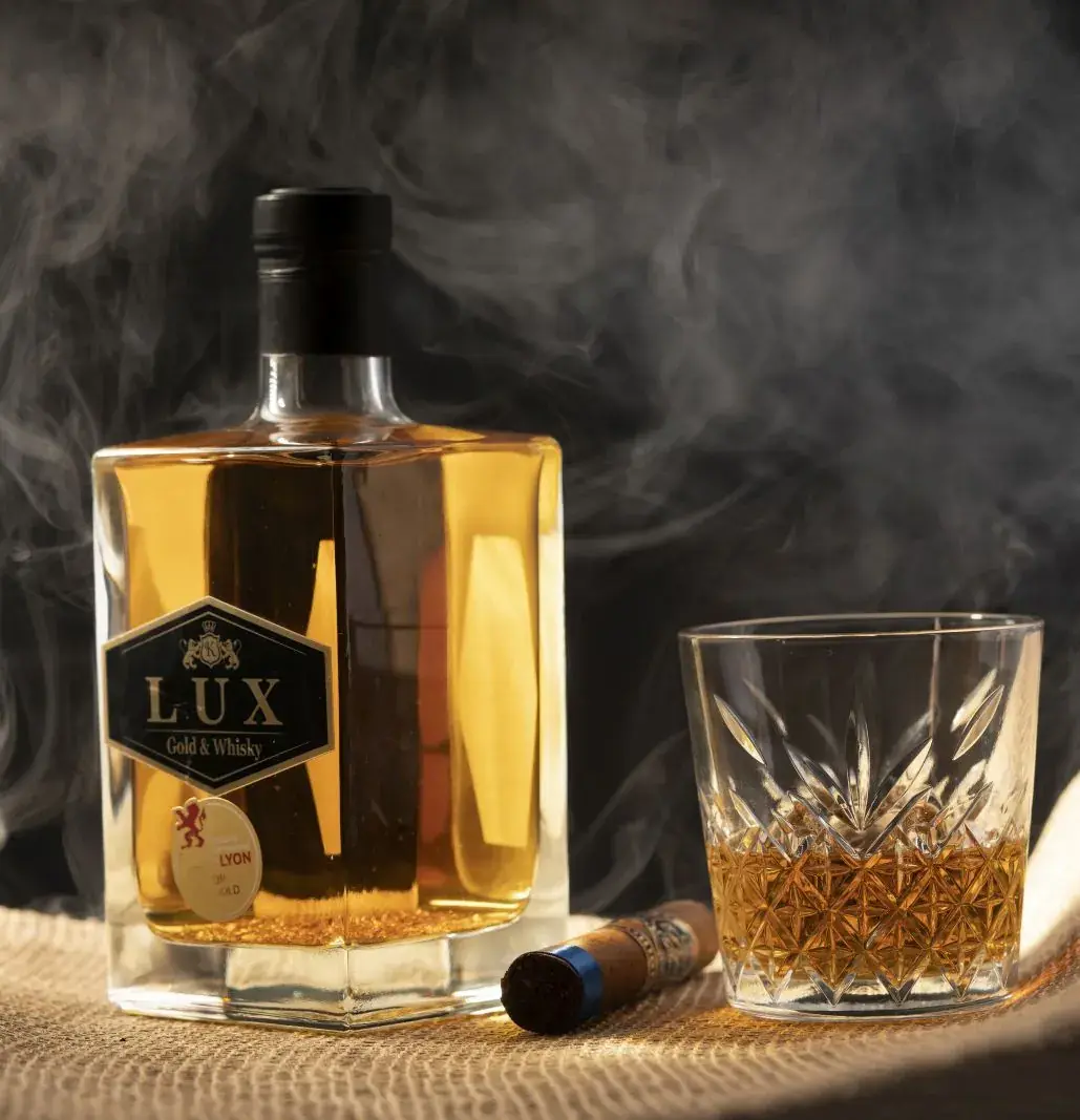 LUX Whisky cu pahar de cristal, pe fundal închis