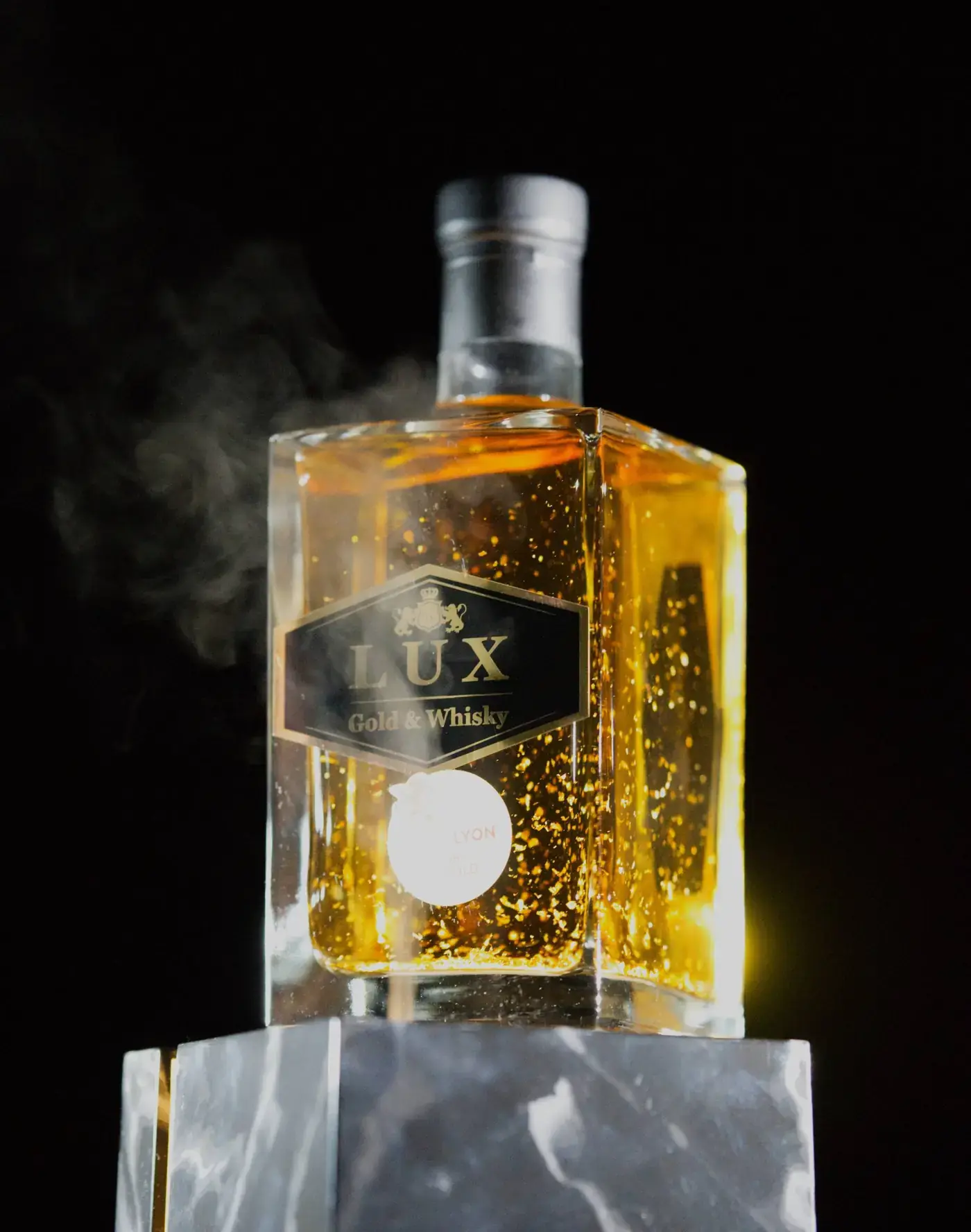 Sticlă de LUX Whisky pe un bloc de gheață
