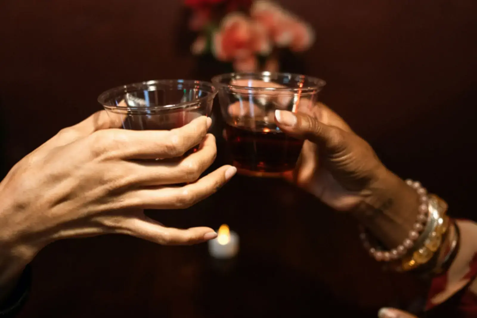 Pahar de whisky lângă butoaie de stejar
